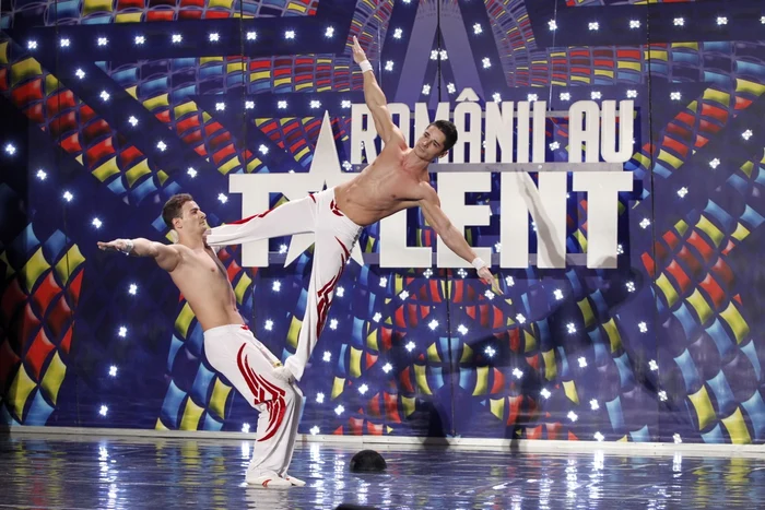Doi concurenţi au surprins audienţa cu un număr de acrobaţie