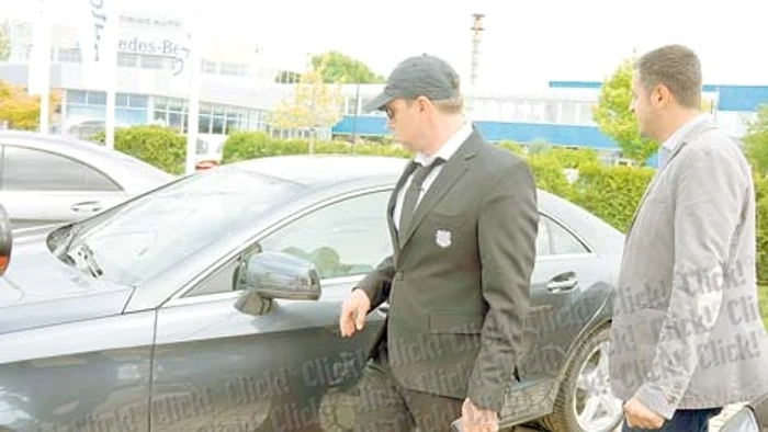 Reghe s-a grăbit de la aeroport să ajunga la Ţiriac Auto, acolo unde avea să cheltuiască o sumă uriaşă