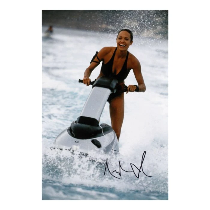 Pentru a obține o poză cu autograf a Angelinei Jolie trebuie să licitezi minim 100 de euro