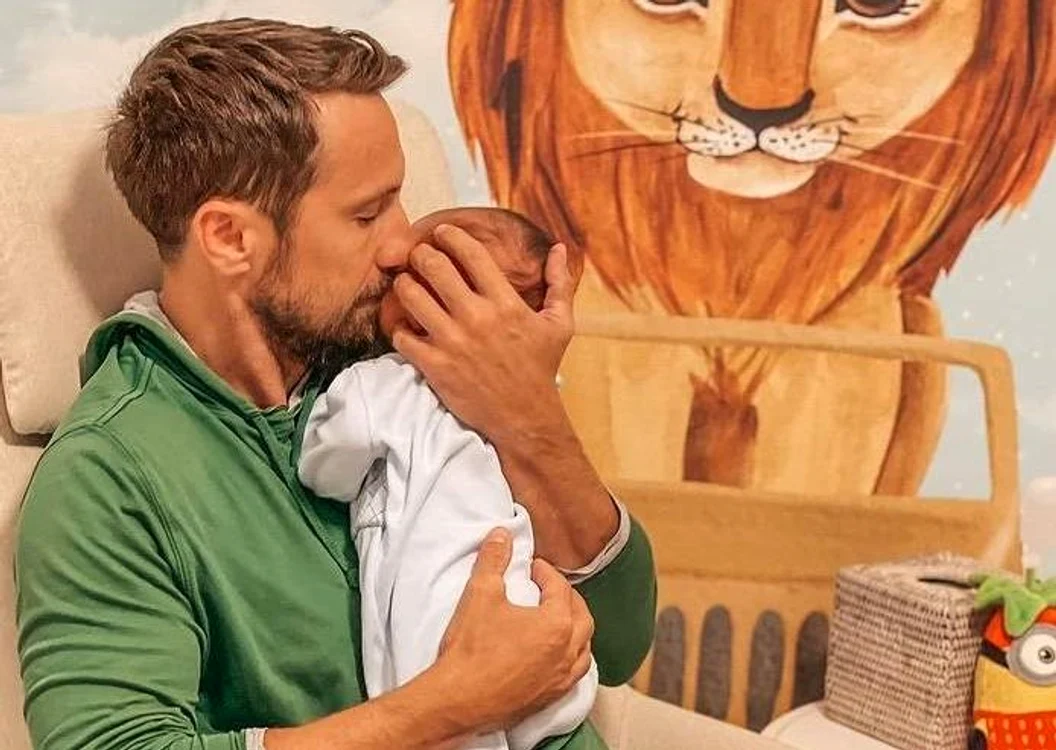 
    Dani Oțil, cu fiul lui în brațefoto: Instagram  
