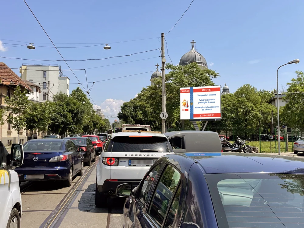 Alerte de urgență pe ecranele din oraș. Proiectul MAI prin care panourile digitale vor afișa copiii dispăruți sau persoanele evadate