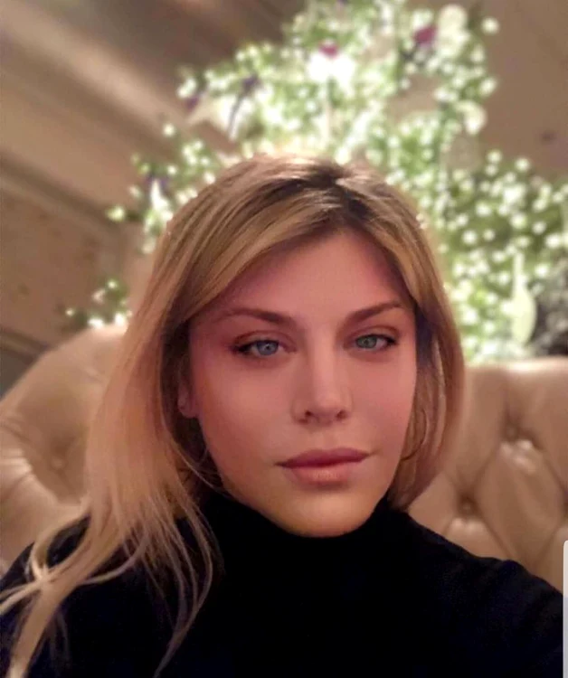 "Timpul este relativ", scrie Lori, cu subînţeles, în dreptul acestei poze în care cu greu o recunoşti