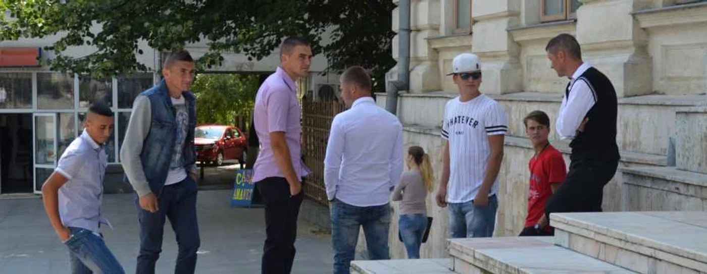 Tinerii sunt cercetaţi sub control judiciar şi deşi, nu au voie să vorbească, o fac inclusiv în faţa instanţei