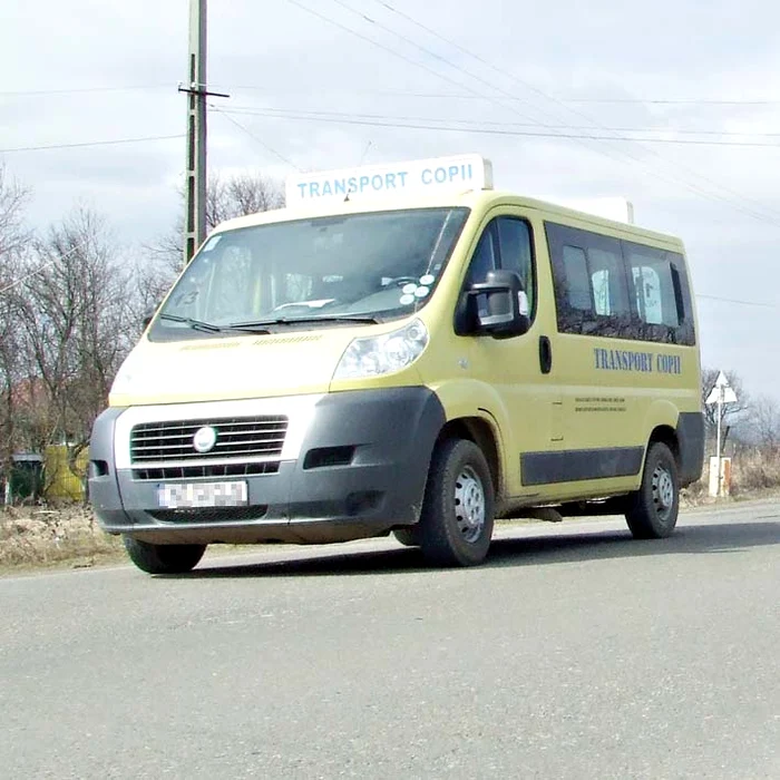 
    Elevii se întorceau  cu microbuzul  de la şcoală  