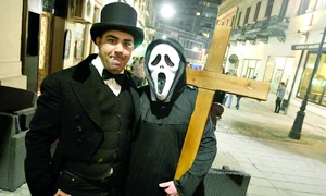 Contele Dracula şi personajul  din filmul “Scream” au vrut să  pară cât mai fioroşi jpeg