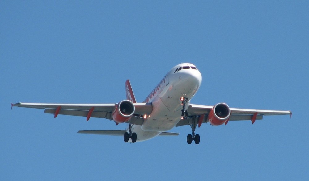 Un avion plin cu turiști ruși a aterizat de urgență în Estonia, după un atac cu drone în Rusia