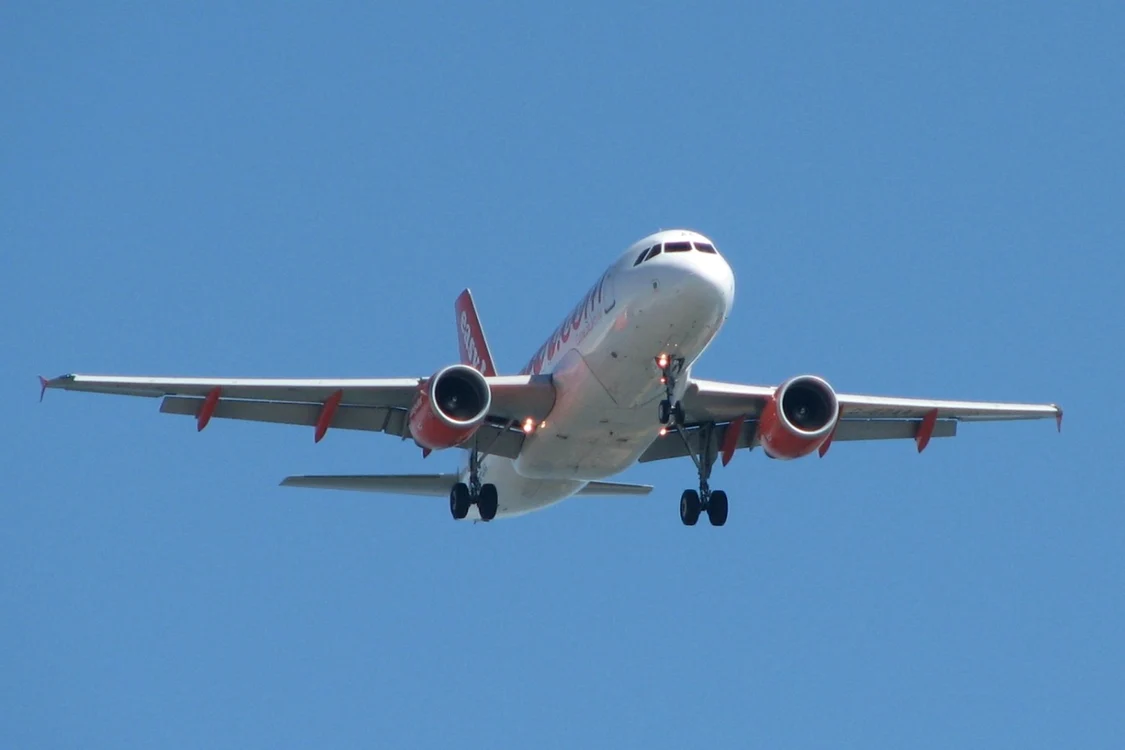 Avion pe cer