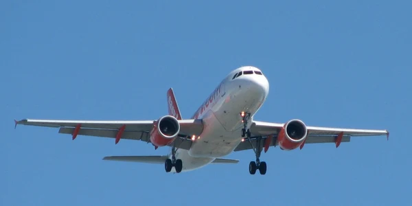 avion in zbor foto wikipedia commons