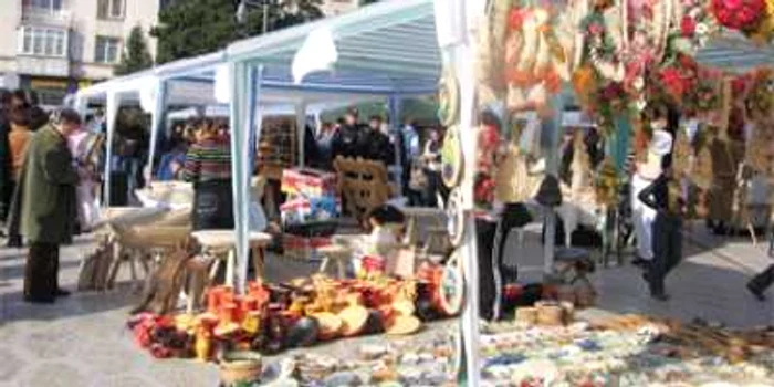 Craiova: S-a deschis Târgul Meşterilor Populari