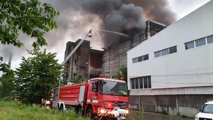 Incinderatorul Eco Burn din Brazi cuprins de flăcări. Un om s-ar afla prins în interiorul halei curpinse de flăcări FOTO ISU