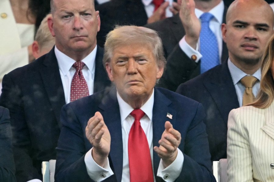 Trump a participat la parada militară de la Washington, într-o zi marcată de manifestații „No Kings" şi uciderea unei parlamentare. Președintele i-a aplaudat pe militari