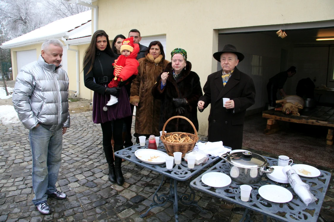 Fotografiile sunt făcute în decembrie 2007, atunci când totul era roz în familia Columbeanu