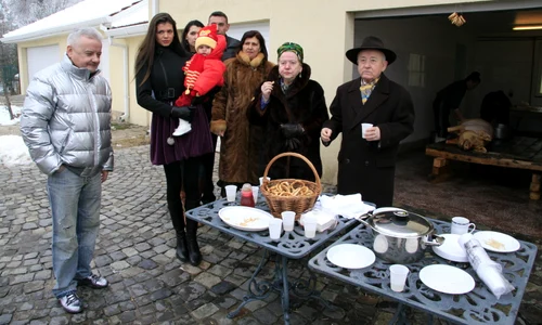 Fotografiile sunt făcute în decembrie 2007, atunci când totul era roz în familia Columbeanu jpeg