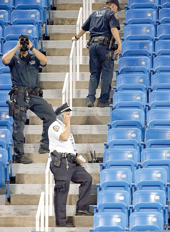 Poliţiştii au izolat perimetrul după căderea dronei