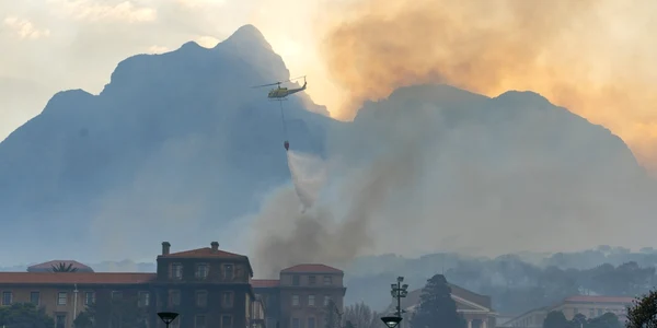 Biblioteca Jagger a Universităţii din Cape Town a fost cuprinsă de flăcări. FOTO EPA-EFE