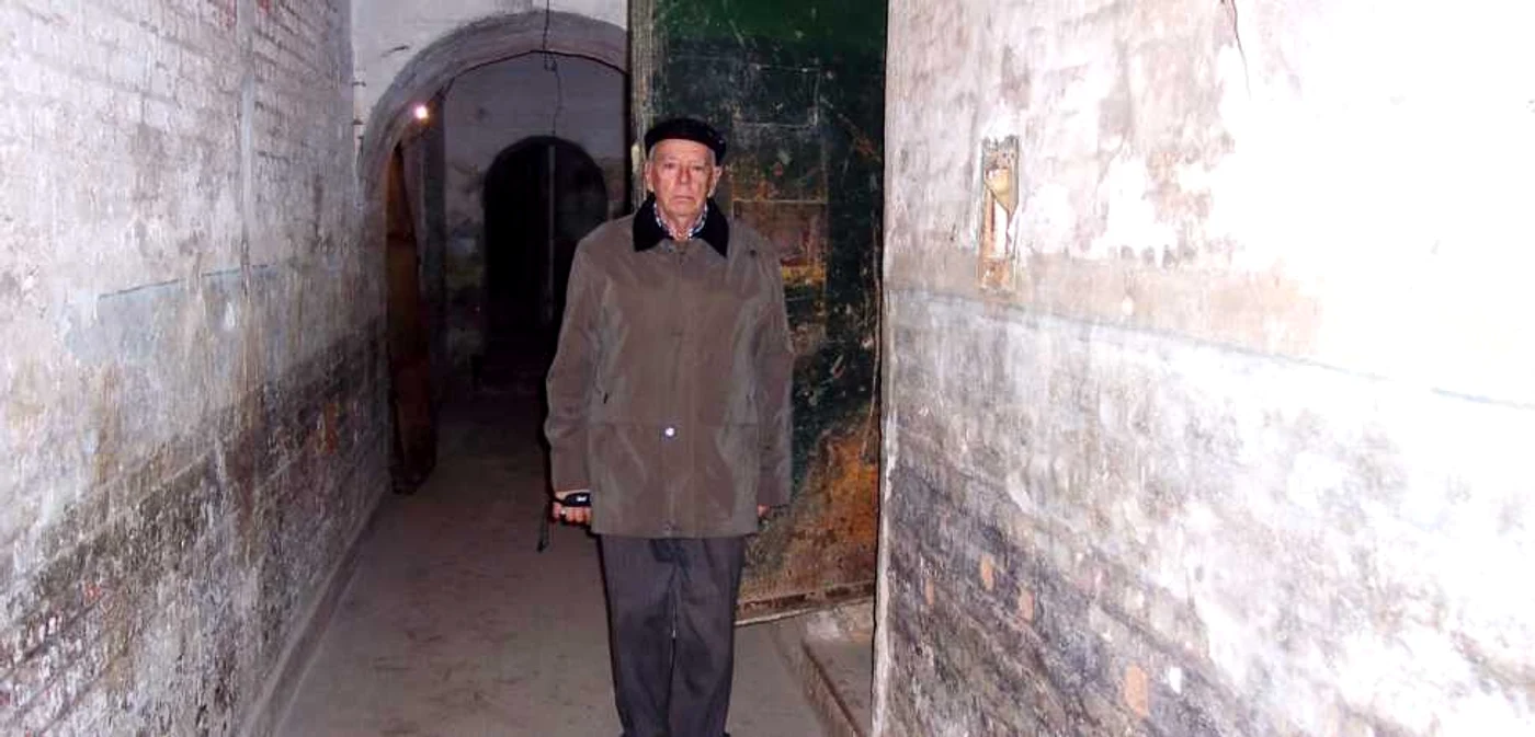 Valentin Gligor în faţa celulei din Fortul 13 Jilava, unde a fost închis. imagine de acum 2 ani FOTO: arhivă personală