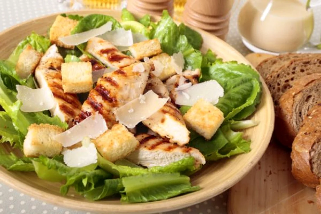 O salată cu pui este alegerea ideală pentru un prânz sănătos