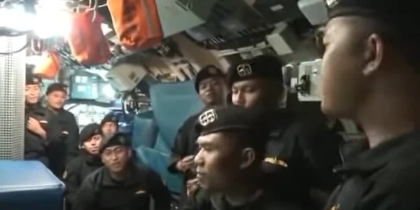 Marinarii de pe submarinul indonezian disparut cantand La revedere Captura YouTube