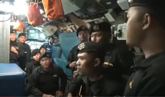 Marinarii de pe submarinul indonezian dispărut în Marea Bali cântând un hit local care se traduce „La revedere” Captura YouTube