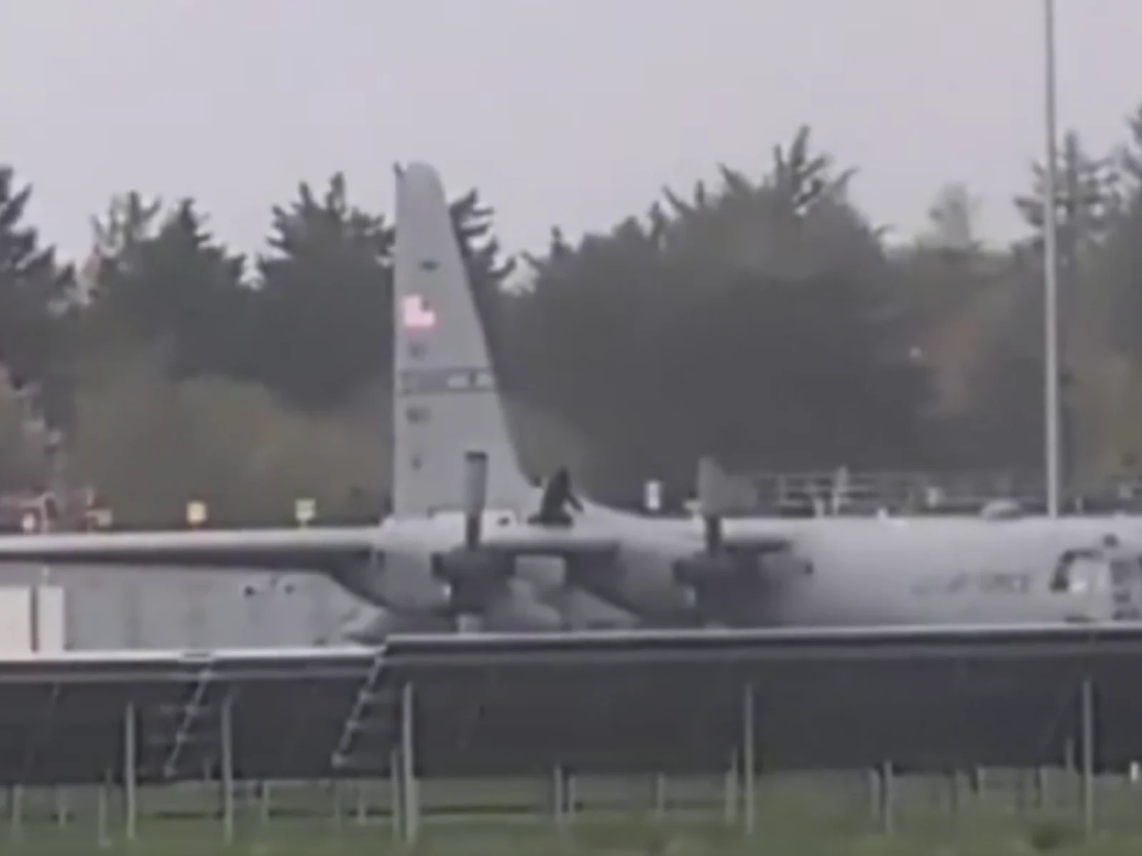 Incident bizar pe un aeroport din Irlanda: un bărbat a urcat pe un avion militar american și a început să-l lovească