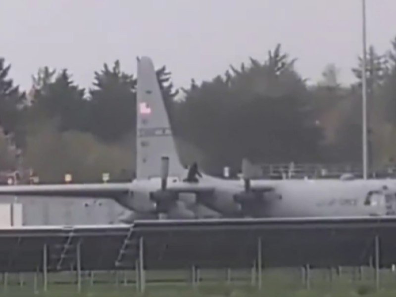 Incident bizar pe un aeroport din Irlanda: un bărbat a urcat pe un avion militar american și a început să-l lovească