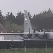 un barbat a lovit cu pumnii aripa unui avion hercules c130 foto  x @clashreport png