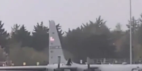 un barbat a lovit cu pumnii aripa unui avion hercules c130 foto  x @clashreport png