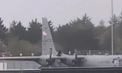 un barbat a lovit cu pumnii aripa unui avion hercules c130 foto x @clashreport png