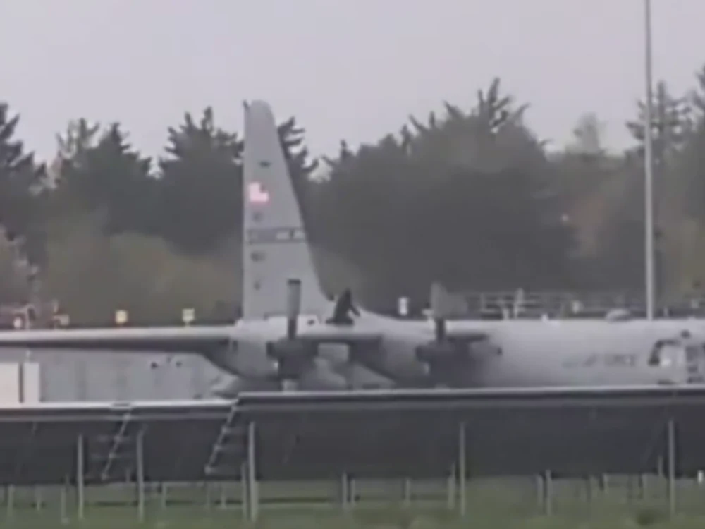 Incident bizar pe un aeroport din Irlanda: un bărbat a urcat pe un avion militar american și a început să-l lovească