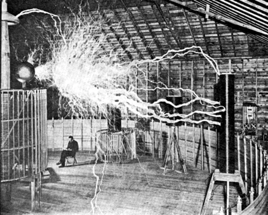 Bobinele Tesla lansează fulgere spectaculoase, de milioane de volţi FOTO teslacommunity.com