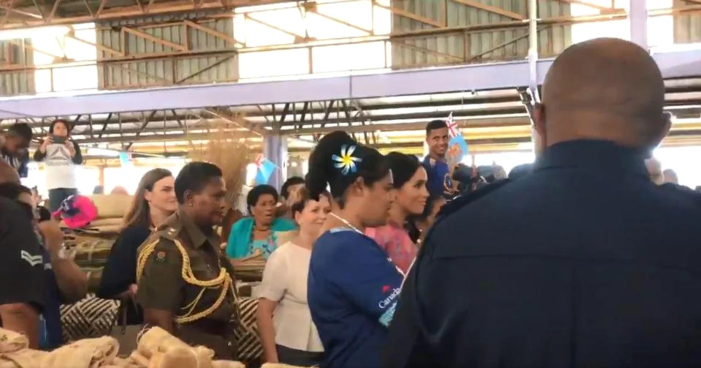 
    Meghan Markle a fost evacuată de urgenţă din piaţa din Suva, Fiji, după numai 6 minute de vizităFoto: captură video  