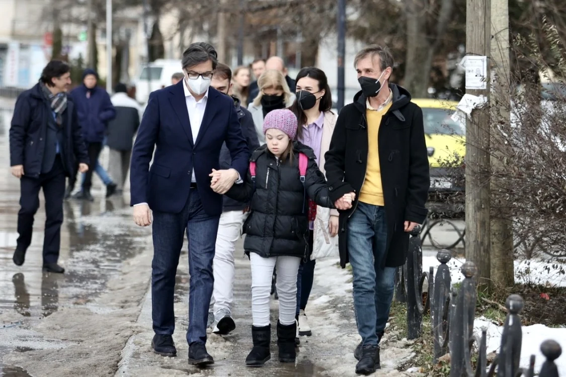 Stevo Pendarovski, preşedintele Macedoniei de Nord (foto stânga), a făcut ocolul lumii cu gestul său impresionant de a duce la şcoală o fetiţă cu sindrom Down ce fusese discriminată FOTO:Kristijan Georgievski