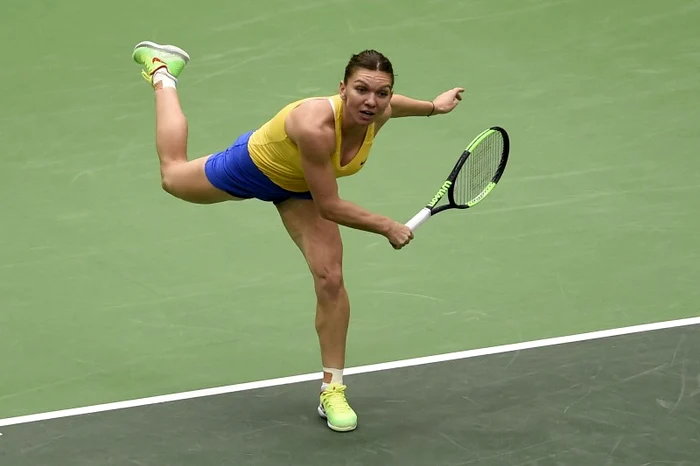 
    Simona Halep a controlat ambele seturi ale meciului cu SiniakovaFoto: AFP  