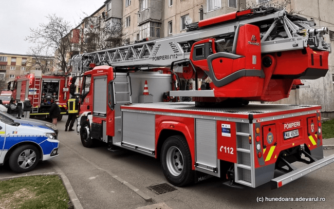 Vecina de coșmar. 80 de oameni au fost evacuați dintr-un bloc, după ce o femeie a provocat un incendiu