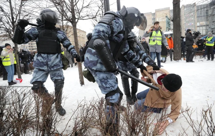 Forţele de ordine s-au năpustit asupra protestatarilor paşnici din toate oraşele Rusiei, pe motiv că manifestaţiile au fost organizate ilegal FOTO EPA EFE