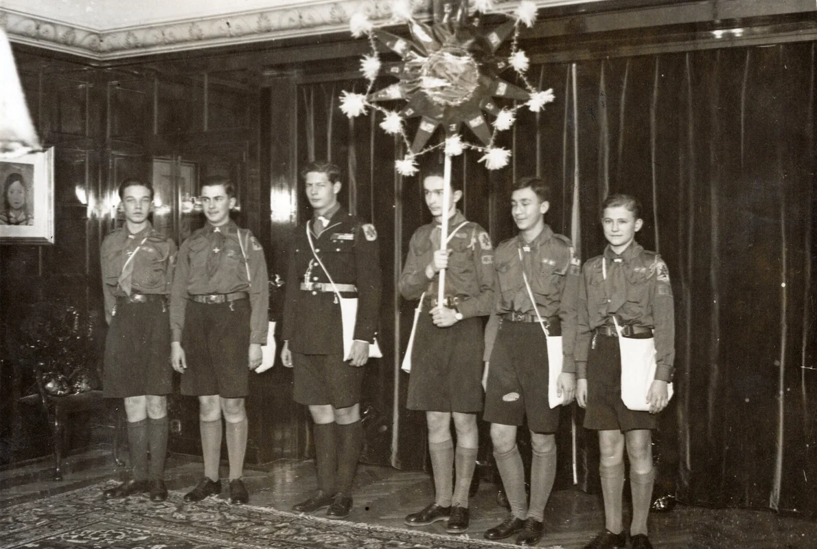 Principele Mihai și colegii săi de Clasă Palatină cu plugușorul, 23 decembrie 1937 (© ANIC, Documente fotografice, dos. II.347)