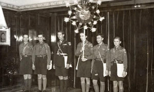 Principele Mihai și colegii săi de Clasă Palatină cu plugușorul, 23 decembrie 1937 (© ANIC, Documente fotografice, dos. II.347)
