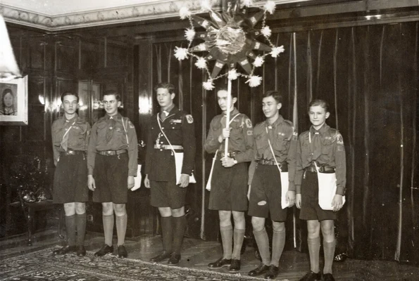 Principele Mihai și colegii săi de Clasă Palatină cu plugușorul, 23 decembrie 1937 (© ANIC, Documente fotografice, dos. II.347)
