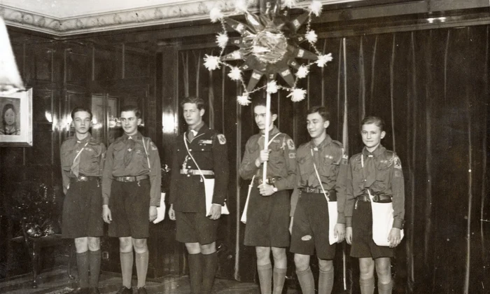 Principele Mihai și colegii săi de Clasă Palatină cu plugușorul, 23 decembrie 1937 (© ANIC, Documente fotografice, dos. II.347)