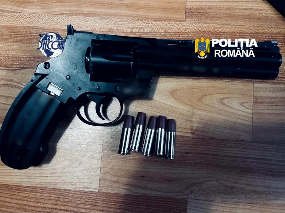 Pistol găsit la percheziții