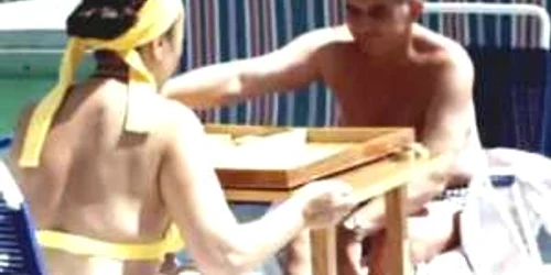 Nicolae Ceauşescu, la bustul gol, jucând table cu soţia sa, Elena, pe un vas de agrement 