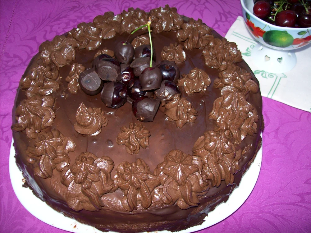 
    Tort cu ciocolată şi vişine  