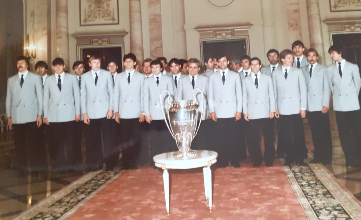 1986, mai 12. Echipa de fotbal Steaua Bucureşti, însoţită de membrii conducerii Clubului Sportiv al Armatei, în cadrul festivităţii de premiere organizată după câştigarea Cupei Campionilor Europeni FOTO: Facebook/Arhivele Naţionale ale României