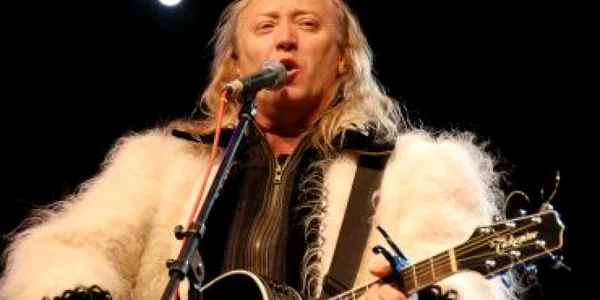 Botoşănenii au plătit câte 40 de lei pentru a asculta colindele cântate de Ştefan Hruşcă