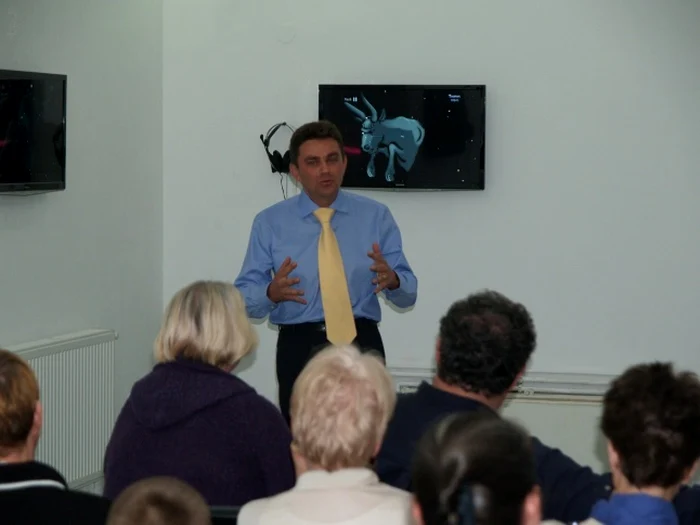 Ovidiu Ignat le prezintă vizitatorilor expoziţiile Foto: Planetariul Baia Mare