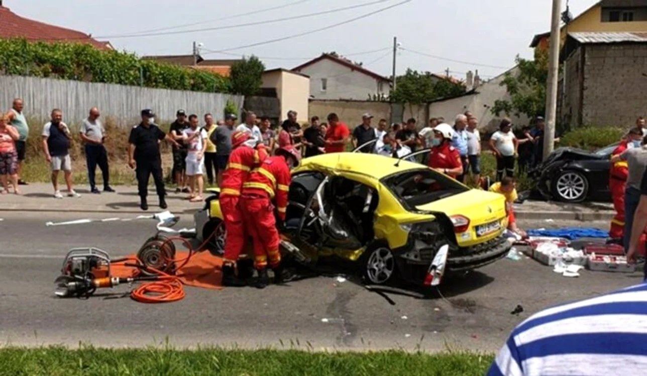 
    Un şofer de taxi şi o pasageră au decedat în urma unui accident rutier care a avut loc duminică, în CraiovaSursa foto/video: Gazeta de sud/youtube  