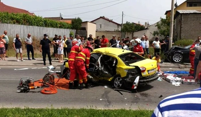 Un şofer de taxi şi o pasageră au decedat în urma unui accident rutier care a avut loc duminică, în CraiovaSursa foto/video: Gazeta de sud/youtube