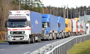 Şoferii de camion polonezi au blocat frontiera cu Ucraina pentru a denunţa concurenţa neloială FOTO via Twitter jpeg