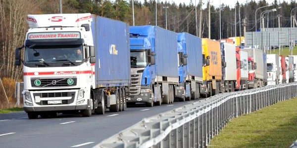 Şoferii de camion polonezi au blocat frontiera cu Ucraina pentru a denunţa  concurenţa neloială FOTO via Twitter jpeg