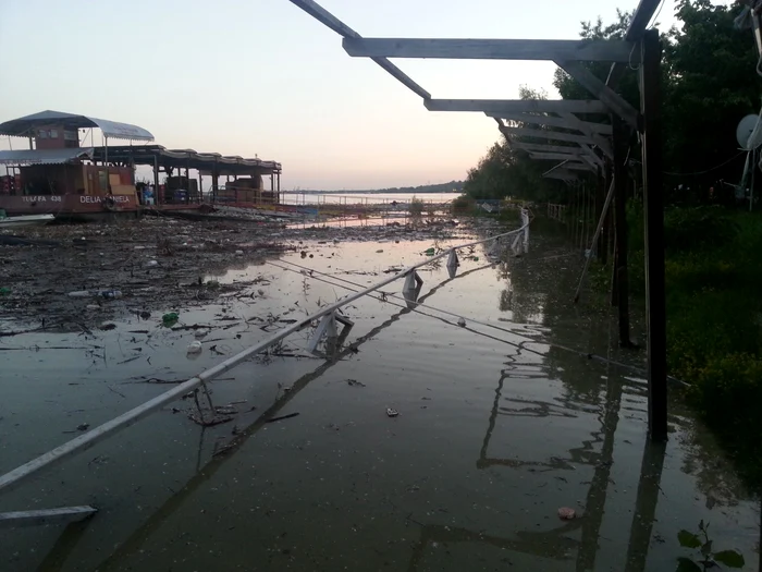 Aici, cândva, era o terasa care avea o privelişte încântătoare! Foto: Adevărul